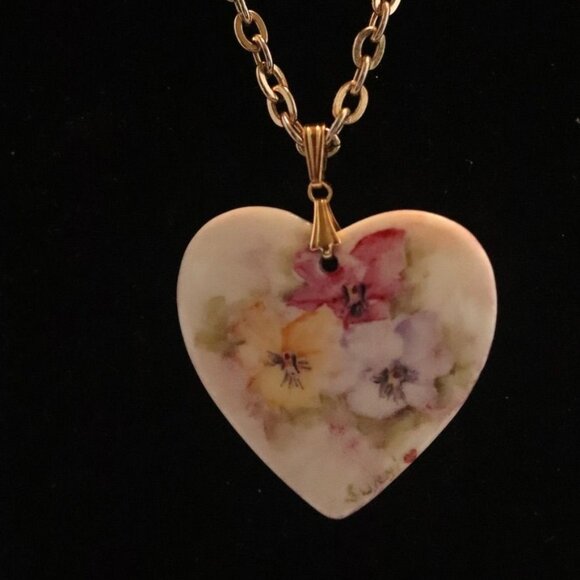 Avon Gold-Tone Chain Necklace With Floral Heart Pendant Marked Avon Gift for Her - Picture 1 of 8